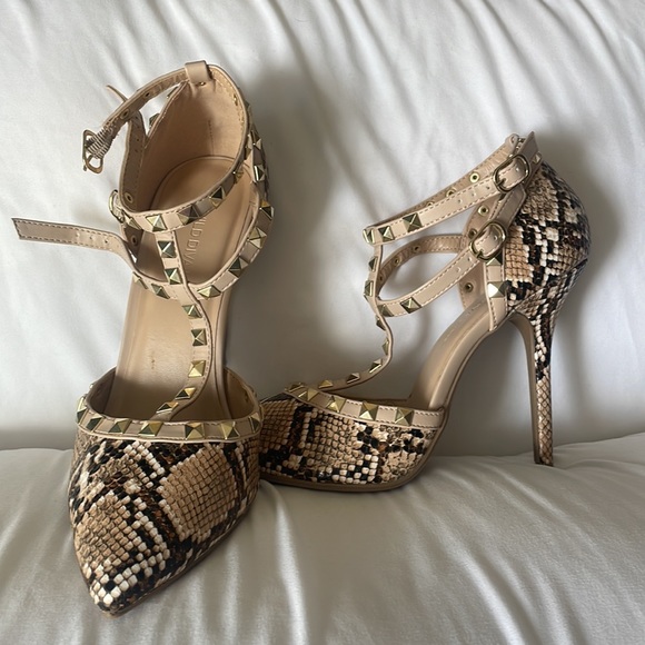 New Size 8.5 Wild Diva Pointy Toe Gold Stud Strappy Ankle T-Strap Stilettos - Picture 2 of 4